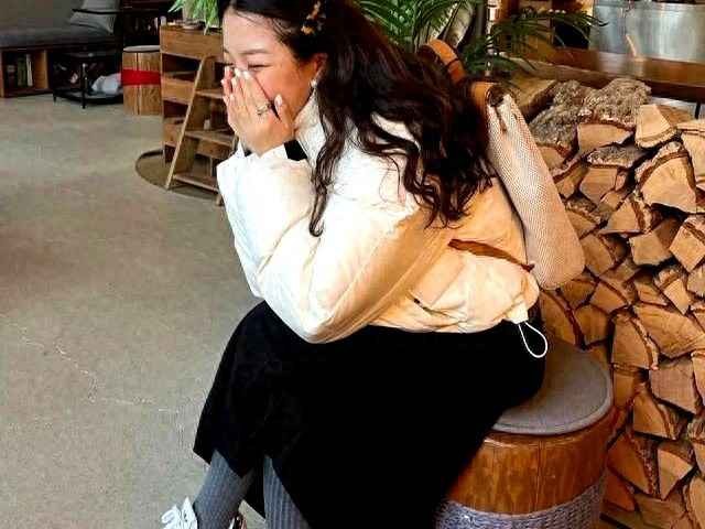 秋季矮个子女生穿搭秘籍：155cm以下必看！今冬流行短羽绒+半身长裙，显高保暖又提升气质