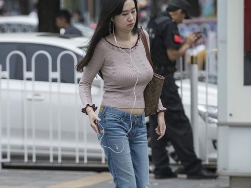 马丁靴搭配全攻略 这几条裤子穿出你的酷帅范儿