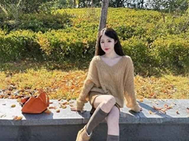 穿衣搭配圈：一浅一深再搭配浅色，色彩搭配轻松营造氛围感